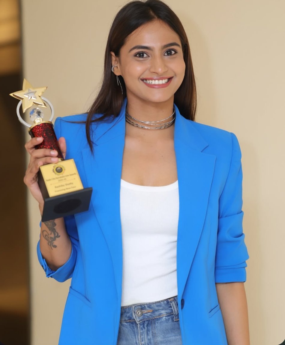 tax87995's tweet photo. Pretty Shetty bagged an award presented by Radio City 😍
 
PROMISING NEW FACE ❤️ 

Keep winning &amp; Shining Rashiiiiii ✨🫶 

#Rashikashetty #BBK12 https://t.co/61surW1qYG