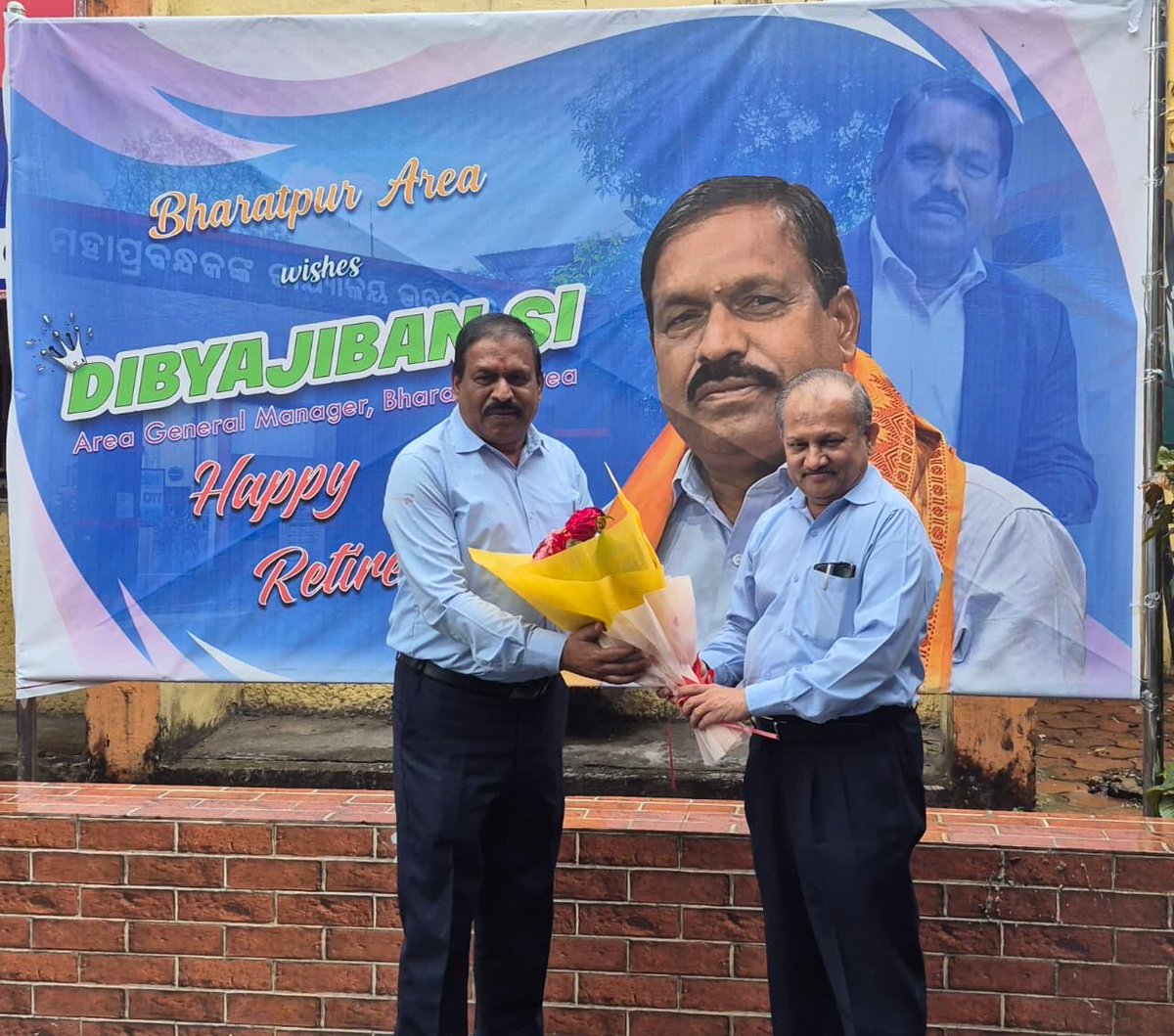 mahanadicoal's tweet image. MCL Parivar bids a warm farewell to Shri Dibyajiban Si, GM, Bharatpur Area, marking his superannuation.

Shri Uday A. Kaole, CMD, MCL, commended his exemplary leadership, unwavering dedication and significant contributions to the organisation. Heartfelt wishes for Shri Si’s