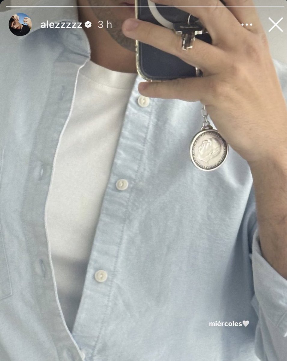 luantimorbo's tweet photo. llorando con lo de que el alex ot 2023 haya subido una foto en el espejo un llavero de franco en la mano en plan "miércoles🤍" JAJ y todo el mundo escandalizado y el pobre subiendo 1 comunicado rollo: perdón es de mi abuelo no me fijé JSHAJS bua q bueno pobrecito dejadle en paz https://t.co/rFmmo0REmT