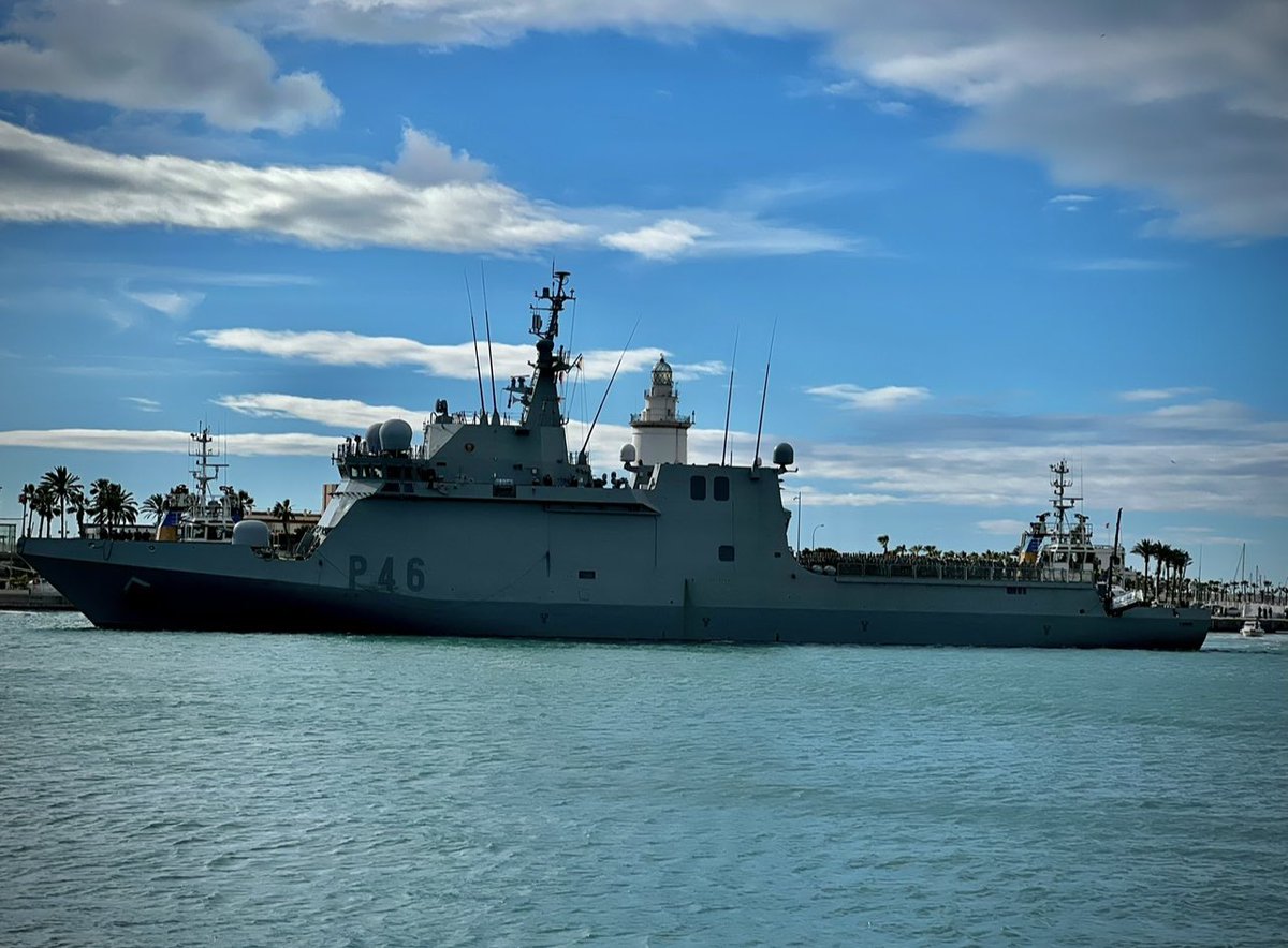 #JuevesSanto #Malaga con  una de sus escenas más emblemáticas de #LaLegión, el tradicional #Desembarco, el relevo del estandarte del #CristodelaBuenaMuerte #Mena y el posterior traslado de la imagen.

Buenos días, hermanos! ✝️🇪🇸⚔️