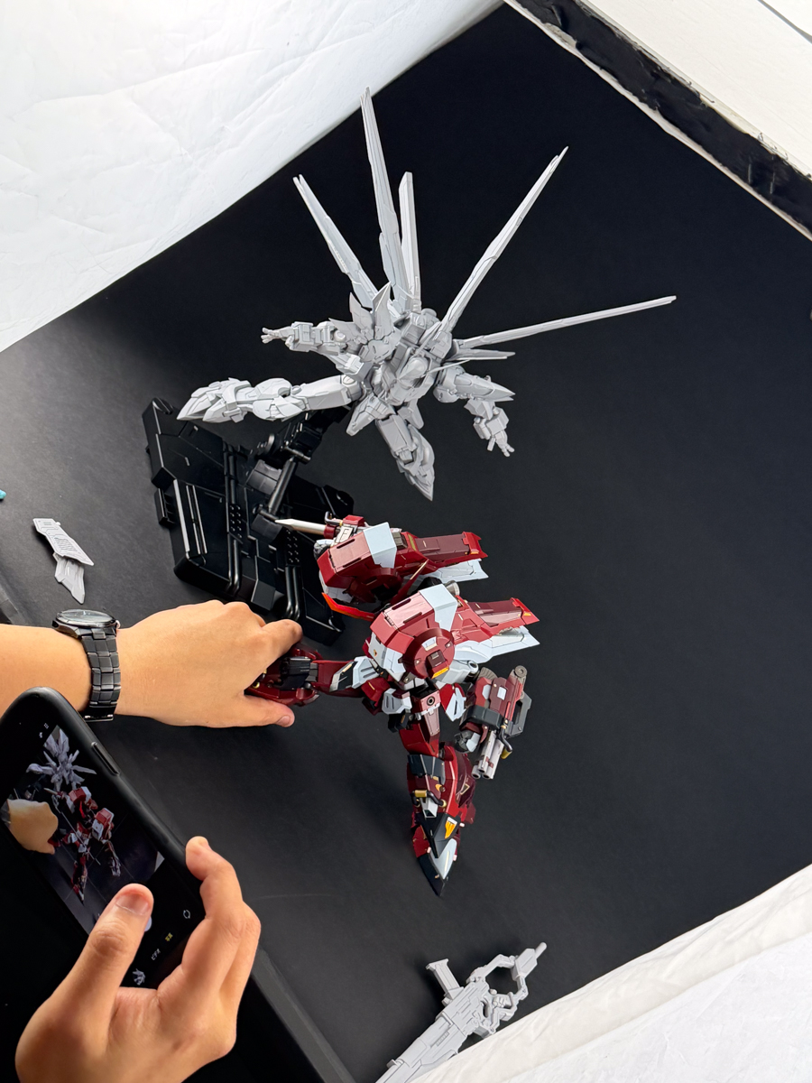 Hobby_JAPAN_Web's tweet photo. 発売中の月刊ホビージャパン5月号では
【鉄機巧 ヴァイスリッター】の最新テストショットを撮りおろしで掲載！
📚https://t.co/vgb8sY5KI0

「撮影中の様子」を特別にお見せしちゃいます✨
　　　　　　　　　　　　　　　　　　　　　　　　　　　　　　　　　　　　　　　　　　　　　　　　　　　　　　　　　　　　
＜鉄機巧 ヴァイスリッター＞
●大きさは約21cm。誌面ではアルトアイゼンとも並���たカッコいいショットが掲載！
●ダイキャスト製でズッシリとした重厚感。可動域も広いので、カッコイイポージングも思うがまま！

【予約締切：4月10日（金）】