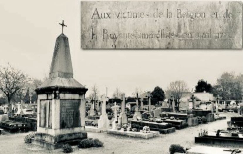 SaintMontjoie's tweet photo. 2 avril 1794, massacre au château d'Aux, près de Nantes. L'armée de la république rafle des habitants de Bouguenais. 210 catholiques de 15 à 78 ans sont abattus puis jetés dans des fosses creusées à proximité du château.
« On les conduisit à la mort par petites troupes ;
ils la reçurent avec calme, à côté des fosses ouvertes pour les recevoir. J'ai beaucoup fait la guerre, j'ai parcouru de vastes champs de bataille, jamais rien ne m'a tant frappé que le massacre de ces victimes de l'opinion et du fanatisme. » Joseph Léopold Sigisbert Hugo