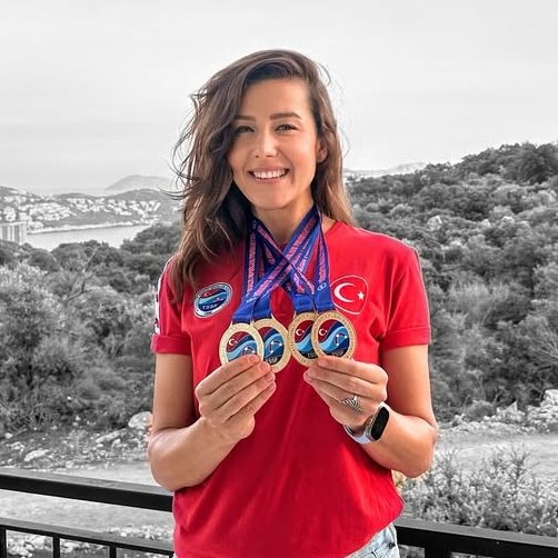 Milli sporcu Birgül Erken, Finlandiya'da buz altında 141 metre yatay dalış yaparak tek nefeste dünya rekoru kırdı. 🇹🇷