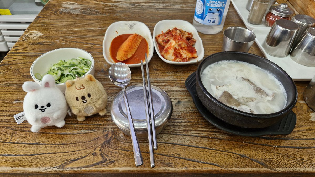 JYP初のレストラン(pujuok),ステイが見ました！あのステイの親とても優しいです。そうして、私たち一緒食べた。うわ嬉しい😭💕スキジファンは本当に最高