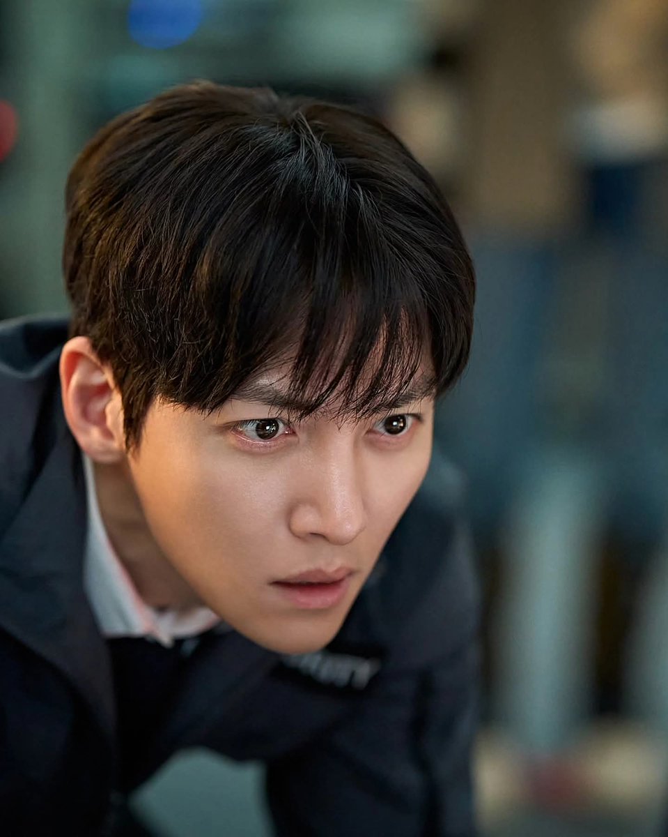 francejcw's tweet photo. [https://t.co/CVmydZnuxJ_official Instagram] "(Ji Chang Wook)

Aperçus personnage Choi Hyun Syk du film <Colony>
Sortie en salles en Mai‼️ Soyez très impatient 🫶

#지창욱 #JiChangWook @jichangwook
#스프링컴퍼니 #springcompany "(02.04.26) https://t.co/7XAwi6kcub