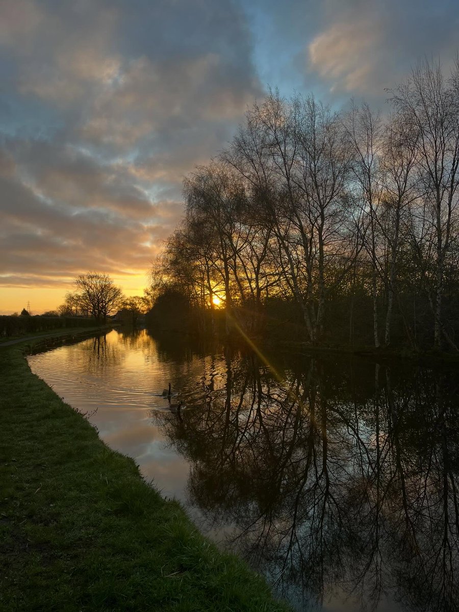 susanleigh1's tweet image. A rather pretty sunrise this Maundy Thursday, lovely to share this beautiful place with a handful of runners today. Always a special time and way to start the day #timeinnature #earlymorning #wellbeing
