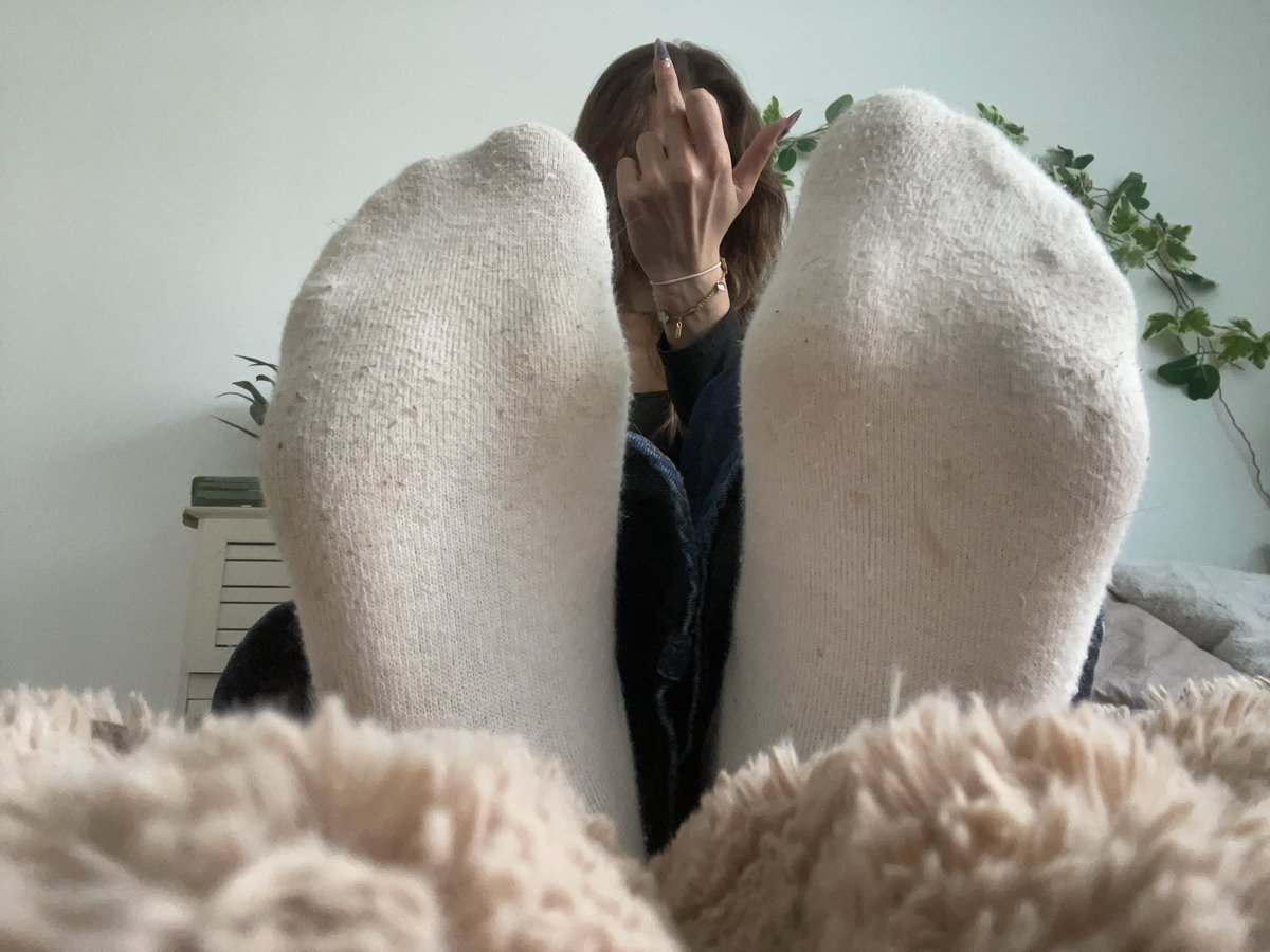 feminine_13's tweet photo. Dépêche-toi de venir renifler mes chaussettes imbibées de ma transpiration. 

Devant une belle femme française, on ne discute pas : on exécute, pour montrer sa motivation. https://t.co/dnAJ6a7uvR