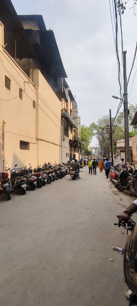 araj_kumar's tweet photo. @HYDTP Sir, despite your directions to Abids Traffic, no action has been taken yet regarding the parking issue at Grand Hotel, Abids. This is causing continuous inconvenience to the public. Kindly look into the matter urgently and ensure strict action is taken https://t.co/IHJaVICC0r