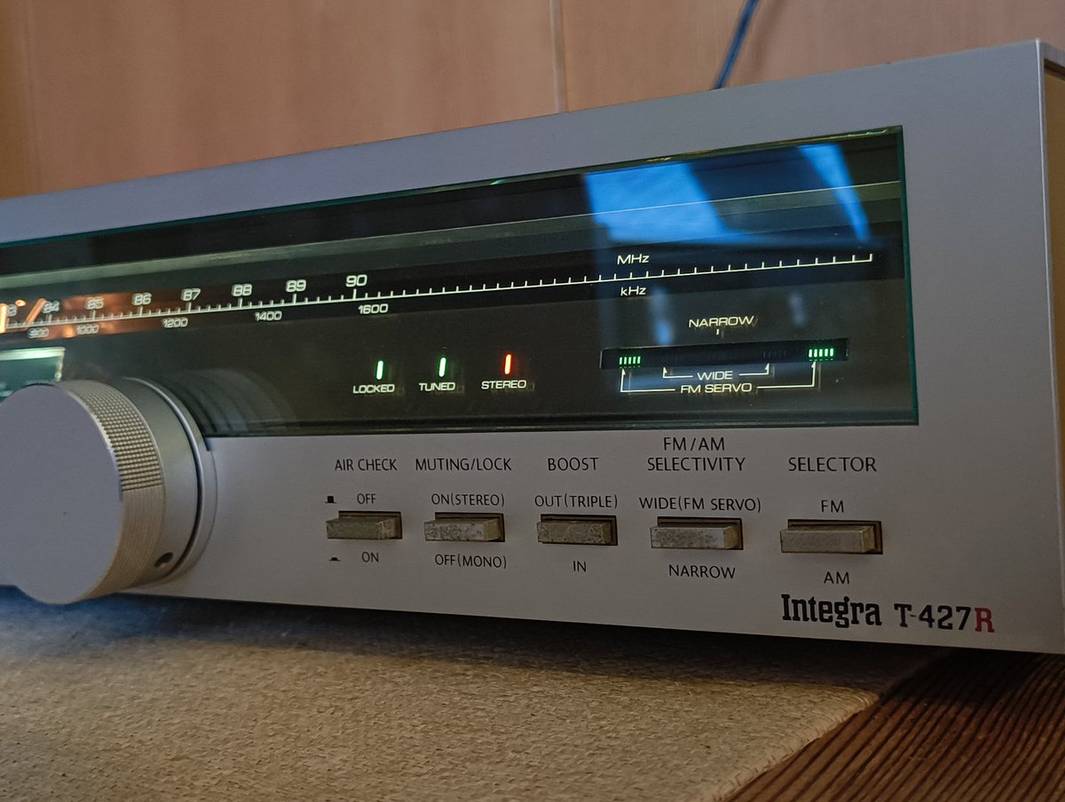 ONKYOlove817's tweet image. ONKYO(オンキヨー) Integra T-427R
1982年頃 49,800円

FM/AMチューナーです。個人的に、デザインはT-429Rと共にONKYOチューナー中最高峰だと思います。3つのメーターが下から照らされるのが本当に美しいです。

#ONKYO #オンキヨー
#Integra