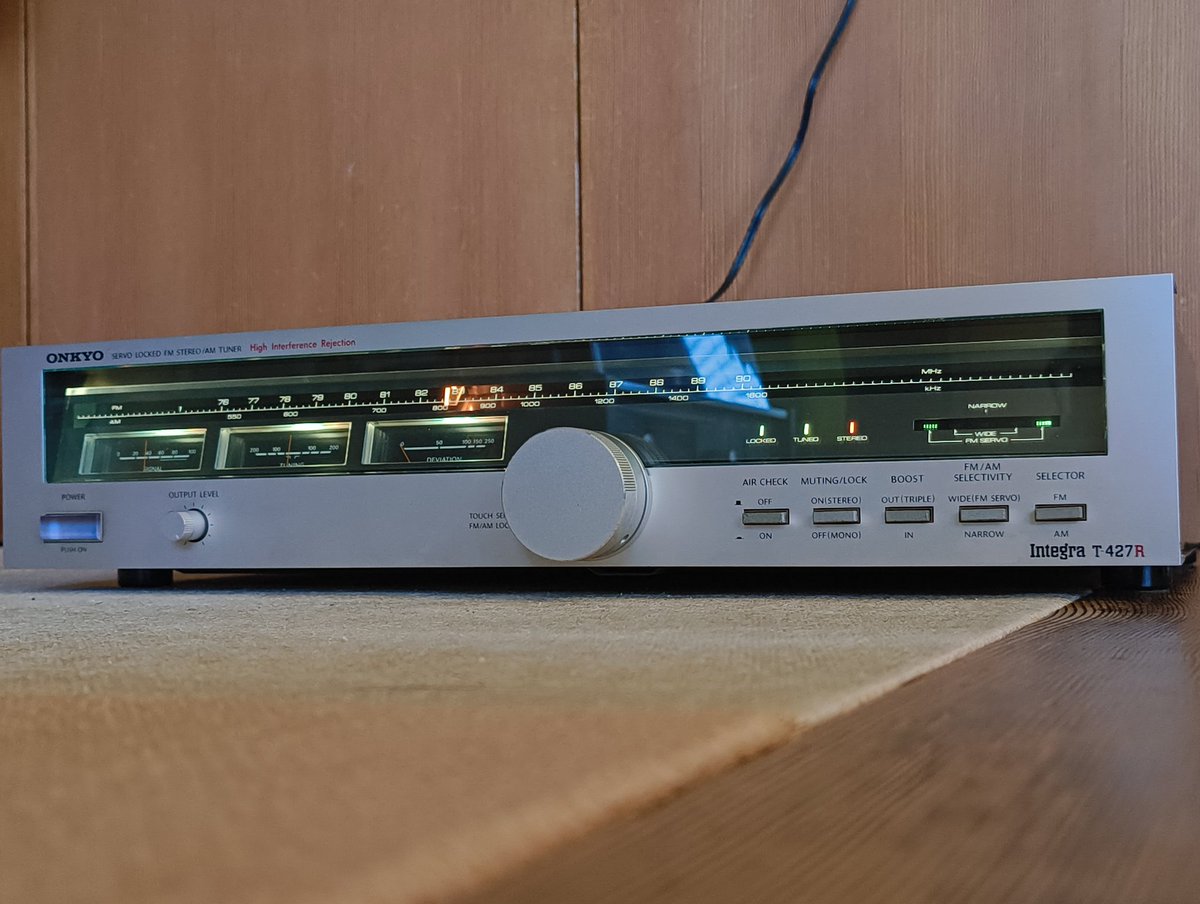 ONKYOlove817's tweet image. ONKYO(オンキヨー) Integra T-427R
1982年頃 49,800円

FM/AMチューナーです。個人的に、デザインはT-429Rと共にONKYOチューナー中最高峰だと思います。3つのメーターが下から照らされるのが本当に美しいです。

#ONKYO #オンキヨー
#Integra
