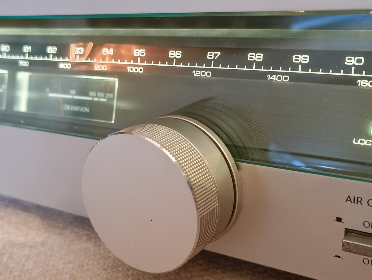 ONKYOlove817's tweet image. ONKYO(オンキヨー) Integra T-427R
1982年頃 49,800円

FM/AMチューナーです。個人的に、デザインはT-429Rと共にONKYOチューナー中最高峰だと思います。3つのメーターが下から照らされるのが本当に美しいです。

#ONKYO #オンキヨー
#Integra