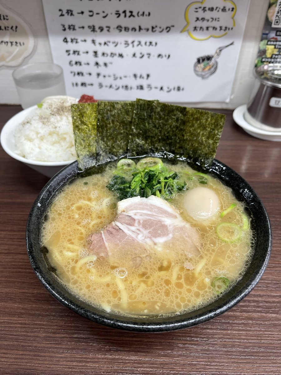 pukuns34's tweet photo. ラーメン川崎家榎町店！初訪問
川崎家は昔から名前は知っ��ましたが、食べた事無くて最近のマイブーム
家系ラーメンクラシック系を巡る旅
で訪問！優しいスープは懐かしさ
感じる旨さでライスに良く合う
海苔ともクラシック系スープは合う
美味しかったですご馳走様でした
＃ラーメン川崎家榎町店 https://t.co/hwt2MJyG86