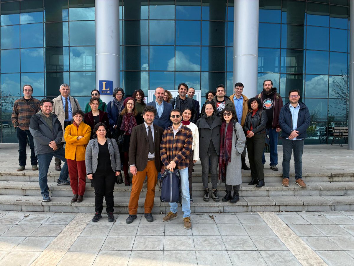 ddemirkent's tweet photo. Akademik özgürlükleri savunanlara karşı soruşturmaları tekrar tekrar anlatmaya gerek yok. Daha fazla bunların karşısındaki meslektaş dayanışmasının yarattığı umudu konuşmalıyız. @egitimsenank5 ve avukatlarımız @KeremALTIPARMAK , @tkgzasu ,
Ayşegül Bulut Şahin ayrıca sağ olsun. https://t.co/XQnVZZMUYE