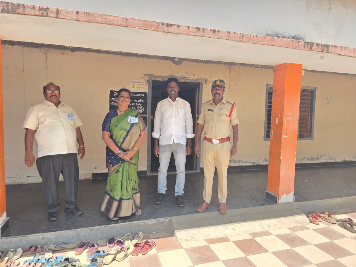 prakasam_police's tweet image. పరీక్షల సమయంలో భద్రతకు ప్రాధాన్యం! ప్రకాశం &amp;amp; మార్కాపురం పోలీసులు పరీక్షా కేంద్రాల వద్ద కట్టుదిట్టమైన బందోబస్తు ఏర్పాటు చేసి, విద్యార్థులకు ప్రశాంత వాతావరణం కల్పిస్తున్నారు.

#10thExams2026 #ExamSecurity #StudentSafety #PrakasamPolice #APPolice #SafeExams