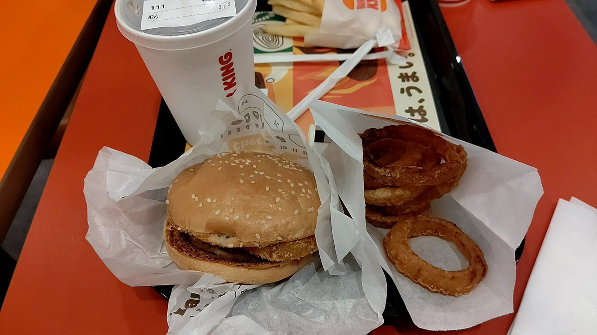バーガーキング、行ってきたよ
(・∀・)
徳島初出店😆先月末にオープンしたばかりだから、結構平日なのに混んでた😆
ワッパーも迷ったけど…、とりあえず美味しそうなハッシュ&amp;BBQバーガーセットをチョイス♪
ポテトをオニオンリングに変更してもらいました♪
結構美味しい😋