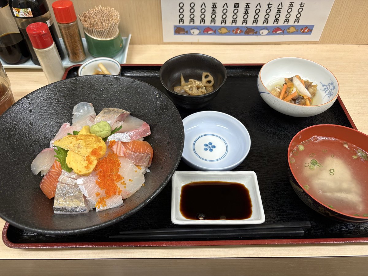 dora_cat94's tweet photo. 平日休みもらった❗️

起きて外を見て快晴😆
昼飯は海鮮丼を食べたい気分🐟

というわけで、長崎県佐世保市相浦町の「うおいち食堂」にお邪魔しました☺️
魚が甘くて美味しかったです🎶

その後何となく佐世保バーガー食べに（笑）
「佐世保バーガーミュージアム」に寄りました❗️

いい日でした❗️ https://t.co/0kWAswtolt