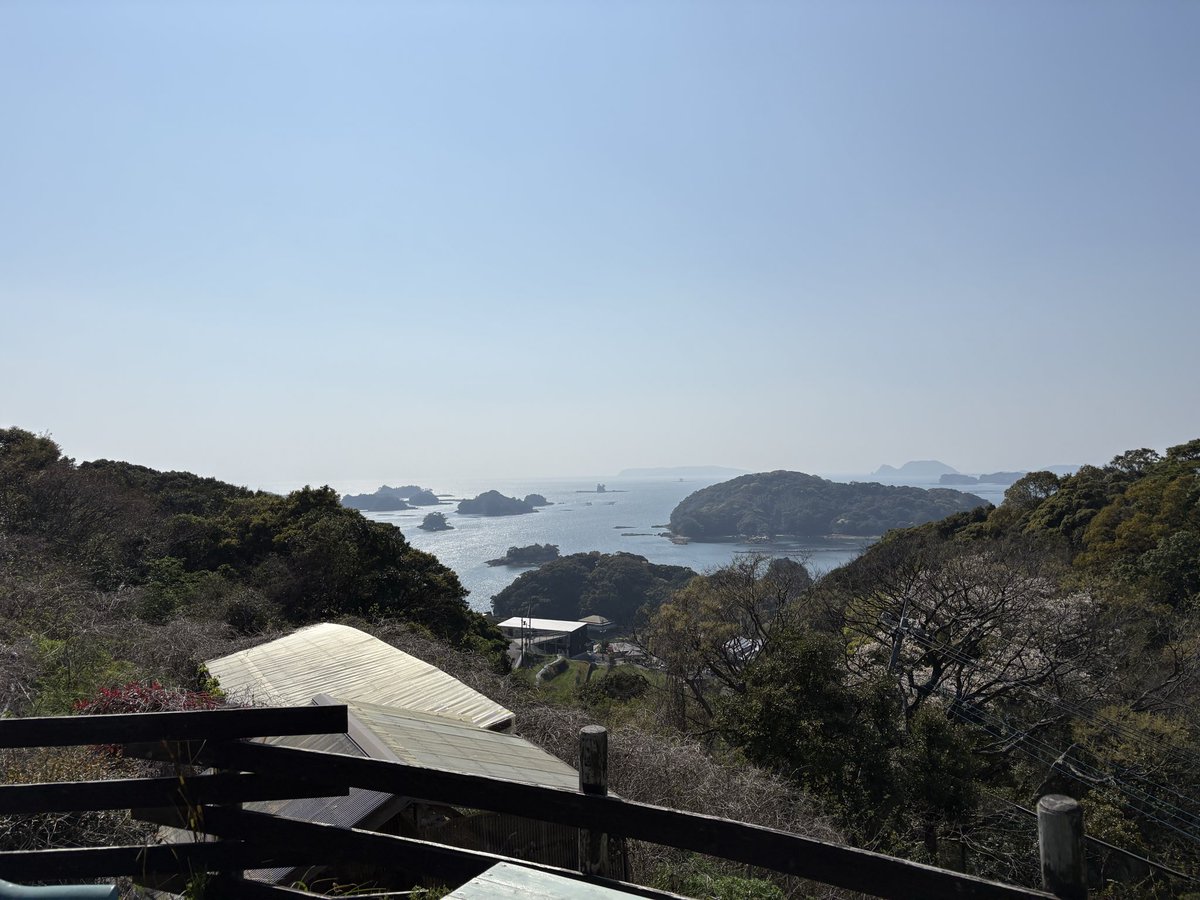 dora_cat94's tweet photo. 平日休みもらった❗️

起きて外を見て快晴😆
昼飯は海鮮丼を食べたい気分🐟

というわけで、長崎県佐世保市相浦町の「うおいち食堂」にお邪魔しました☺️
魚が甘くて美味しかったです🎶

その後何となく佐世保バーガー食べに（笑）
「佐世保バーガーミュージアム」に寄りました❗️

いい日でした❗️ https://t.co/0kWAswtolt