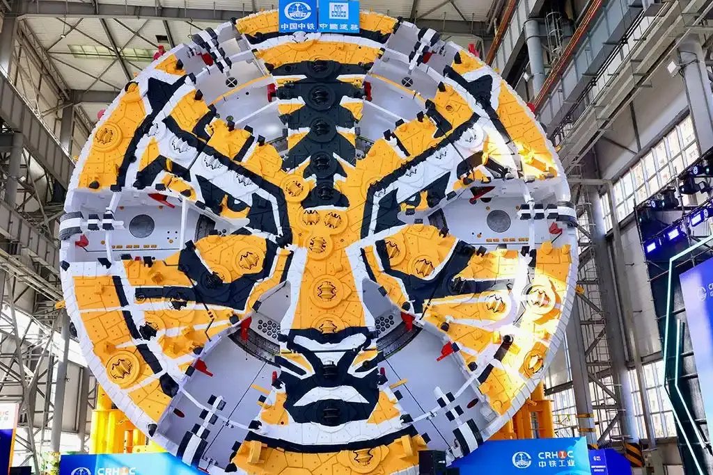 A China-developed super-large-diameter slurry balance tunnel boring machine (TBM) has recently begun drilling a 2,824.8-meter section of a tunnel in Wuhan, central China's Hubei Province. With an excavation diameter of 15.09 meters, the 115-meter-long TBM weighs 4,300 tonnes.