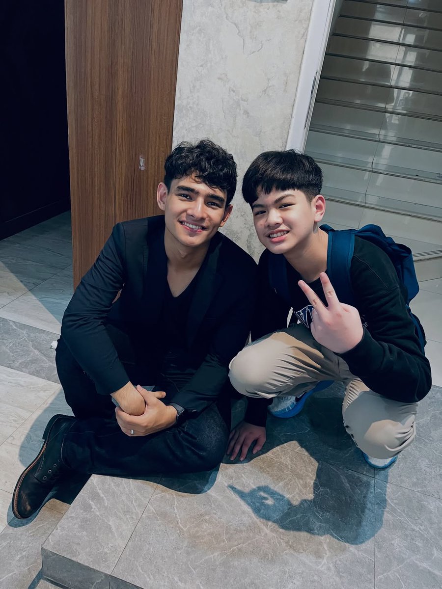 hq update tweet media