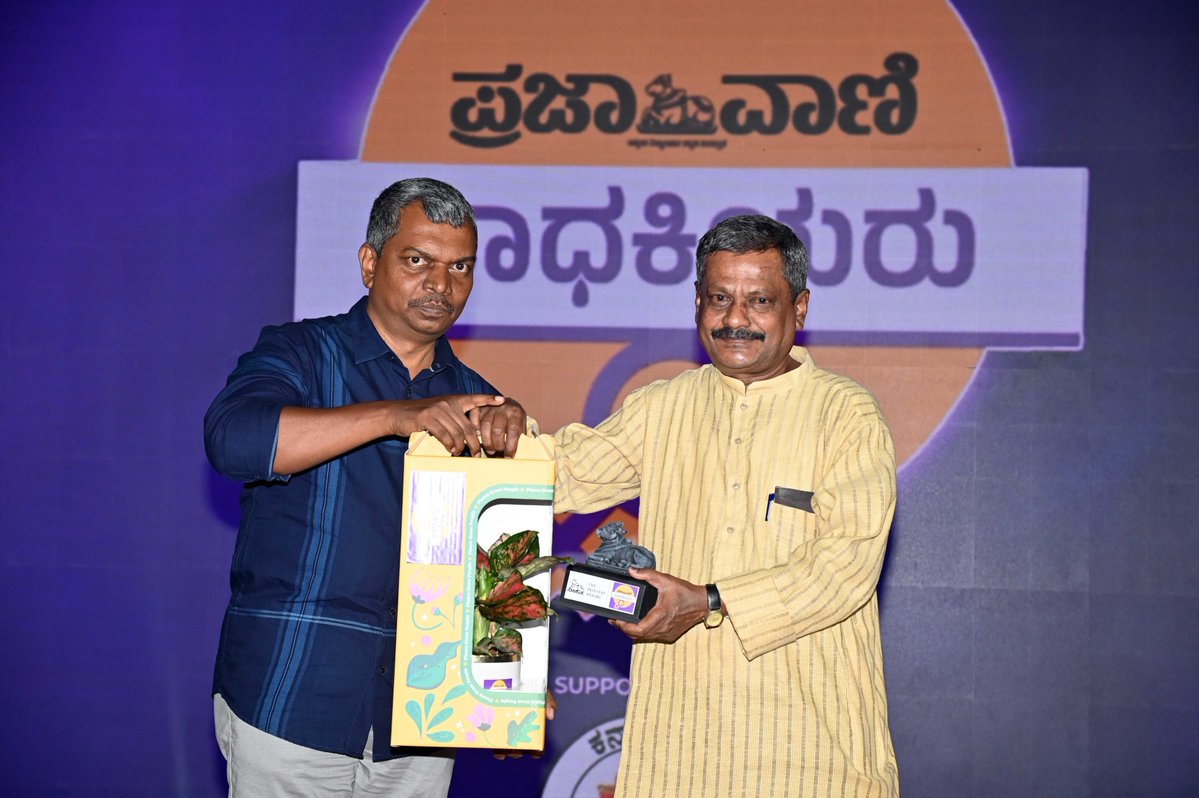satishDHmdy's tweet image. Late post... With theatre person &amp;amp; singer Janni (H Janardhan) during 3rd edition of 'Prajavani Saadhakiyaru' award ceremony, in #Mysuru, on March 28... 10 achievers received awards.. #mysore #Prajavani #deccanherald #achievers #women #CM #Siddaramaiah #wadiyar #PramodaDeviWadiyar