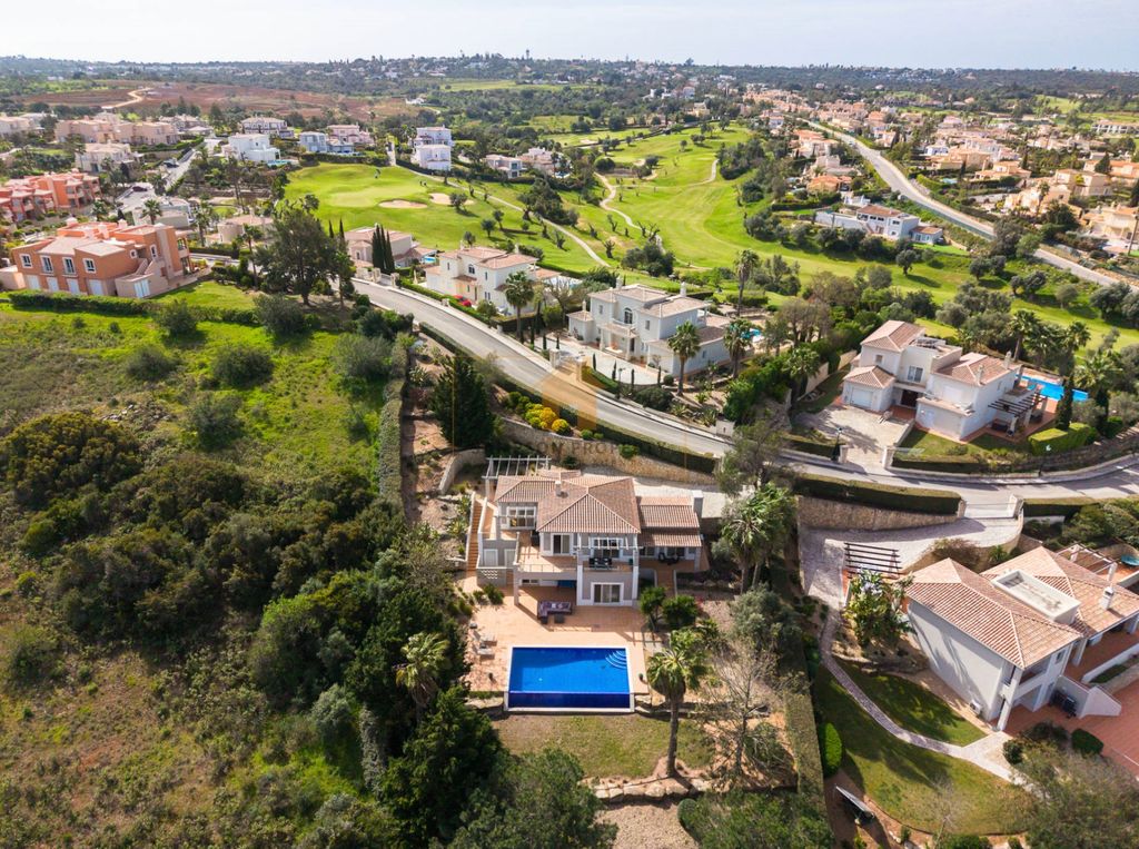 PropertySampson's tweet photo. 3-bedroom villa Vale da Pinta, Carvoeiro. Private pool, golf views, gated. 

Book visit: info@sampsonproperty.com 
+351 282 357 133 https://t.co/eJDYCTrvCU