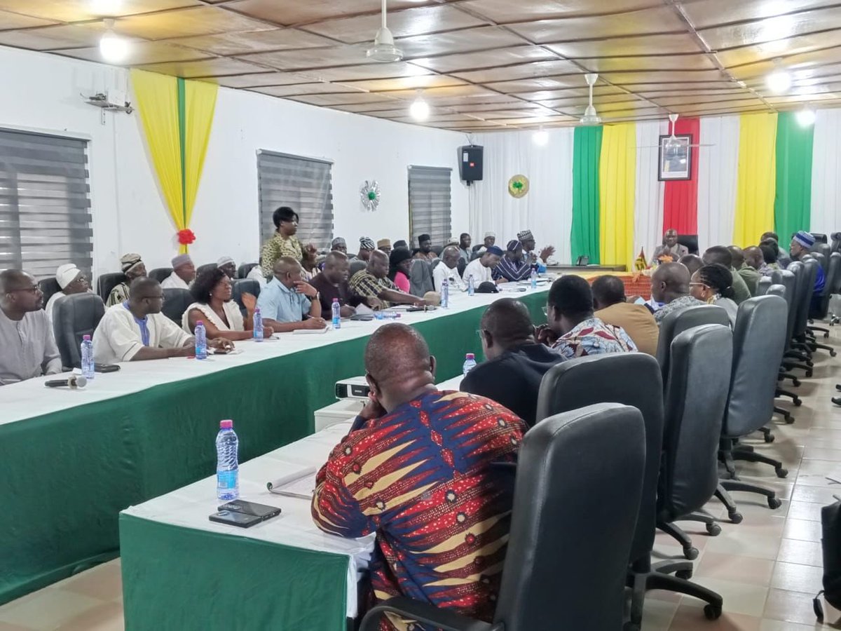 Gouv_centrale's tweet photo. Réunion préparatoire tenue le 1er avril à Tchaoudjo en vue des festivités du 27 avril marquant le 66ᵉ anniversaire de l’indépendance du Togo 🇹🇬.

Le préfet de Tchaoudjo a défini les orientations et procédures d’organisation, tout en appelant les acteurs à la collaboration https://t.co/oQHNPUtVaI