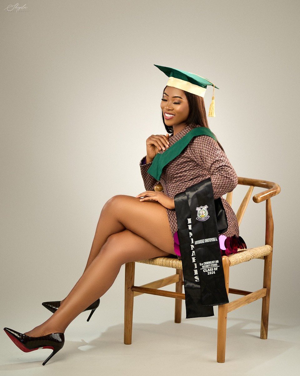 sheyilorr's tweet photo. Sassy Convocation Portrait 

Shot by Baddest https://t.co/7Tj93HaZOB