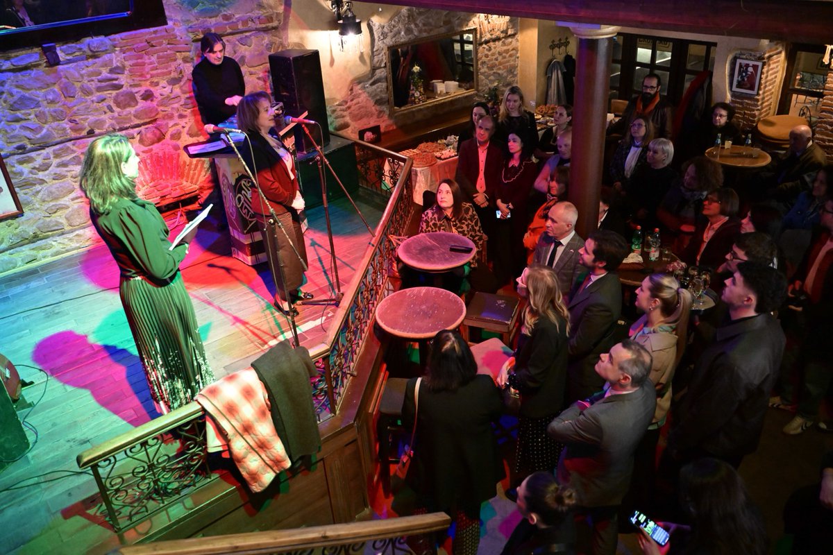 FranceMacedoine's tweet photo. Double célébration à #Bitola ! 🇫🇷🇲🇰 > 25 ans de l’Alliance française et 30 ans de présence consulaire avec le maire T. Konjanovski.
Hommage à l'engagement de Kaliopa Krivasija-Stilinovikj et Caroline Potelle Zlatevska pour le rayonnement de la Francophonie ! ✨ https://t.co/mTekoFQ2Qr