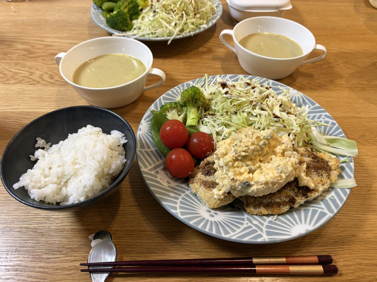 こちらはアジフライです。
初めて揚げるだけの冷凍のアジフライを買ってみました。
エアフライヤーでちょびっとの油でさくさくジューシーに食べられて、洗い物も少なくて、これはなかなか良いです🙆