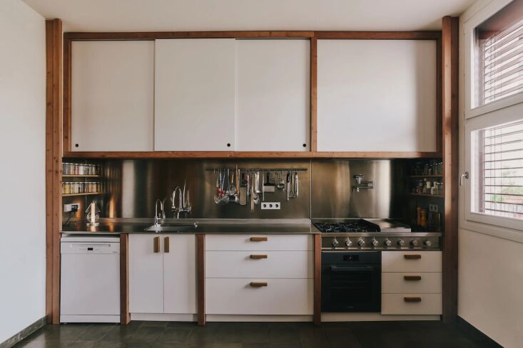 DustinMPeyser's tweet image. Kitchen of the Week: Hardware Store Finds and Thoughtful Storage for a Professional Chef dlvr.it/TRqpVK 👉 Reveal Your ROI bit.ly/MyHomeAI 👈 #KitchenDesign #HomeRenovation #InteriorInspiration #ProfessionalChef #StorageSolutions