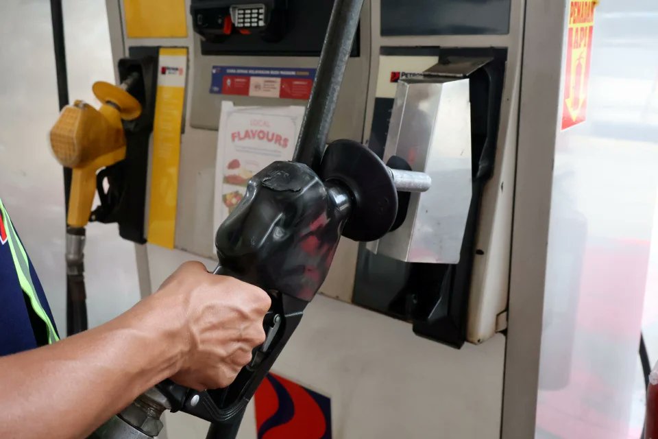 Ramai duk ingat Kerajaan Subsidi Minyak untuk orang biasa je iaitu RON 95 dan Diesel Sabah dan Sarawak. Padahal ada je syarikat lori dan pengangkutan awam dapat je Subsidi 

Dia di bawah Sistem Kawalan Diesel dan Petrol Bersubsidi SKDS dan SKPS. Penerima SKDS dapat Harga Diesel