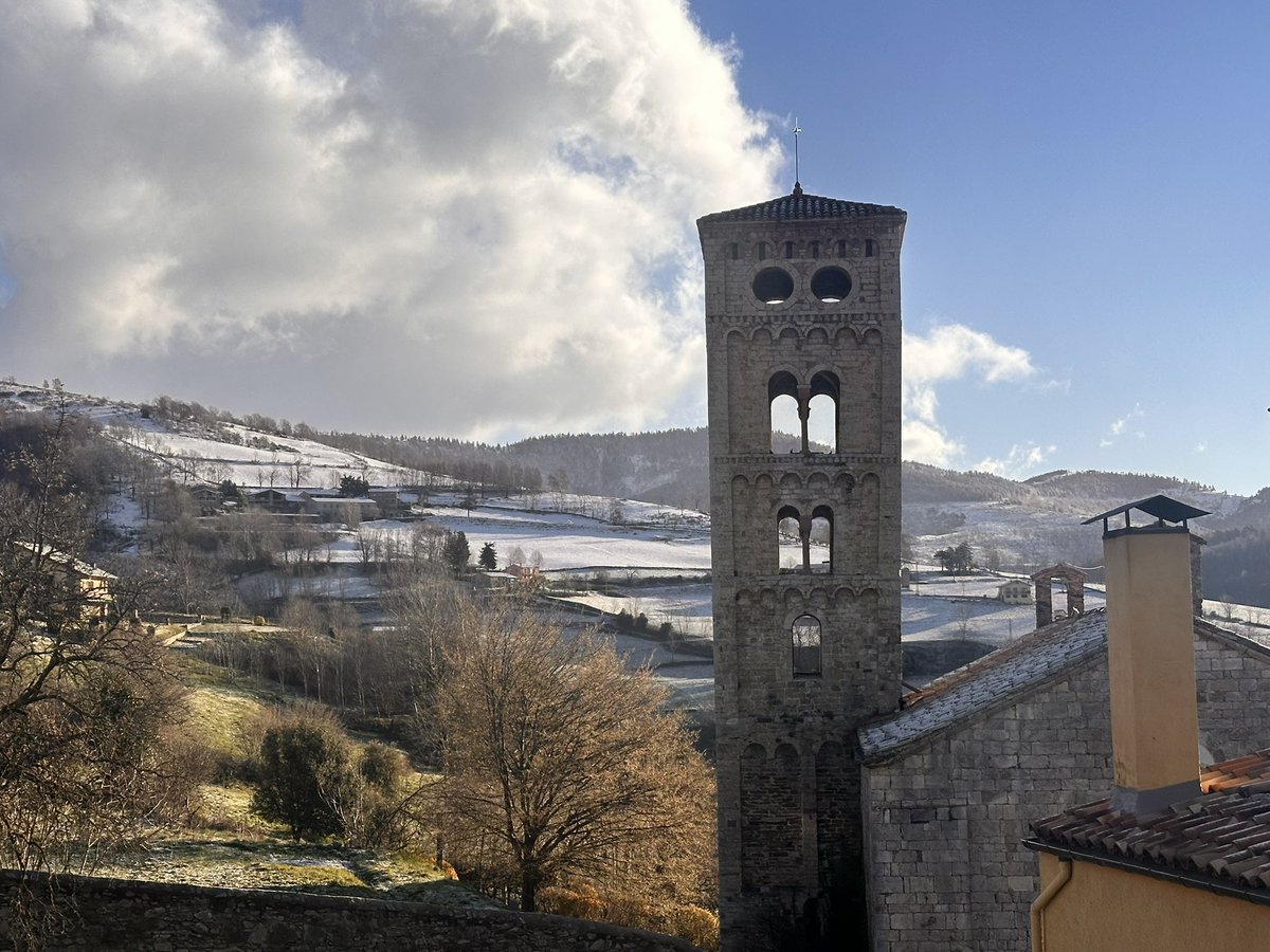 pepcoma's tweet image. Dijous Sant amb neu. A Molló (1200 m) ha quedat enfarinat, però a Fabert (1400 m) ben blanc. Continua bufant el vent de tramuntana!

#neu #neucat #meteo #meteocat @meteorac1 @3CatInfoelTemps @meteocat