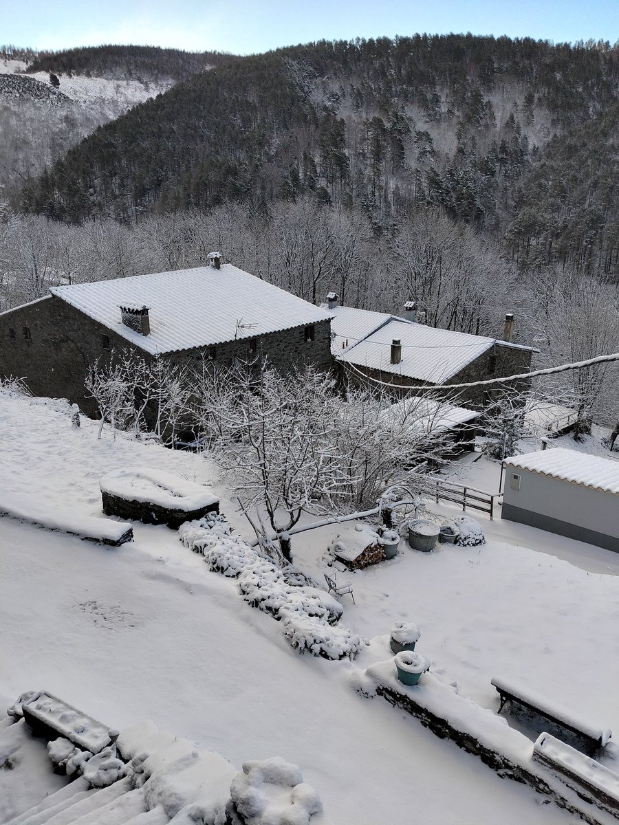 pepcoma's tweet image. Dijous Sant amb neu. A Molló (1200 m) ha quedat enfarinat, però a Fabert (1400 m) ben blanc. Continua bufant el vent de tramuntana!

#neu #neucat #meteo #meteocat @meteorac1 @3CatInfoelTemps @meteocat