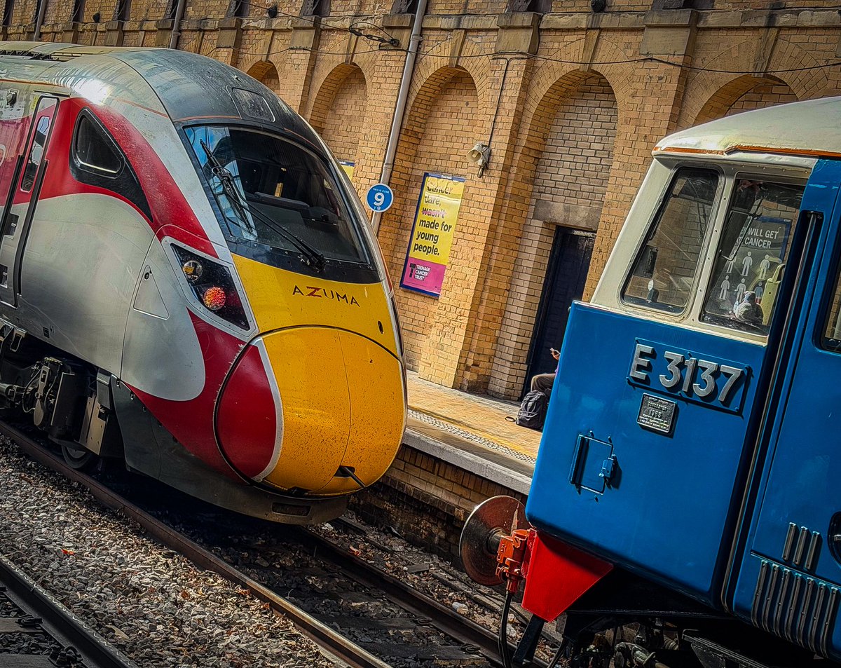 miles_chains's tweet image. 86259 ‘Peter Pan/Les Ross’ stabled in platform 7 at York comes face to face with an LNER Azuma. The veteran 86 had worked in from Kings Cross with a rail tour heading for Whitby.
#Class86 #York