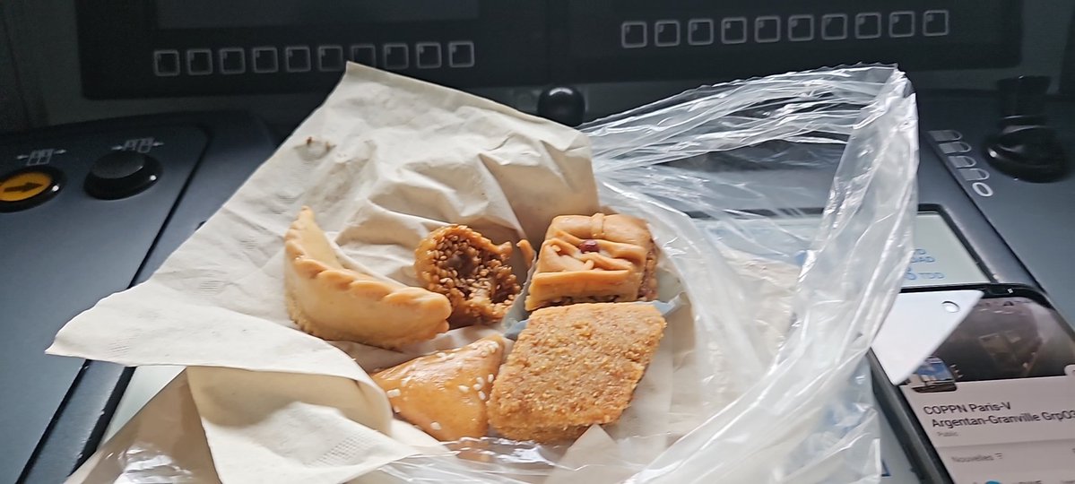 Bonjour a tous 
Nos voyageurs sont les meilleurs,  et sur le <a href="/train_nomad/">SNCF NOMAD TRAIN</a> 3451  de ce matin ils me l ont encore prouvé  :
Des sourires et des gens en regle
Que du bonheur.
Merci a mes deux charmantes voyageuses pour ses merveilleux gâteaux marocains qu elles m ont offert...