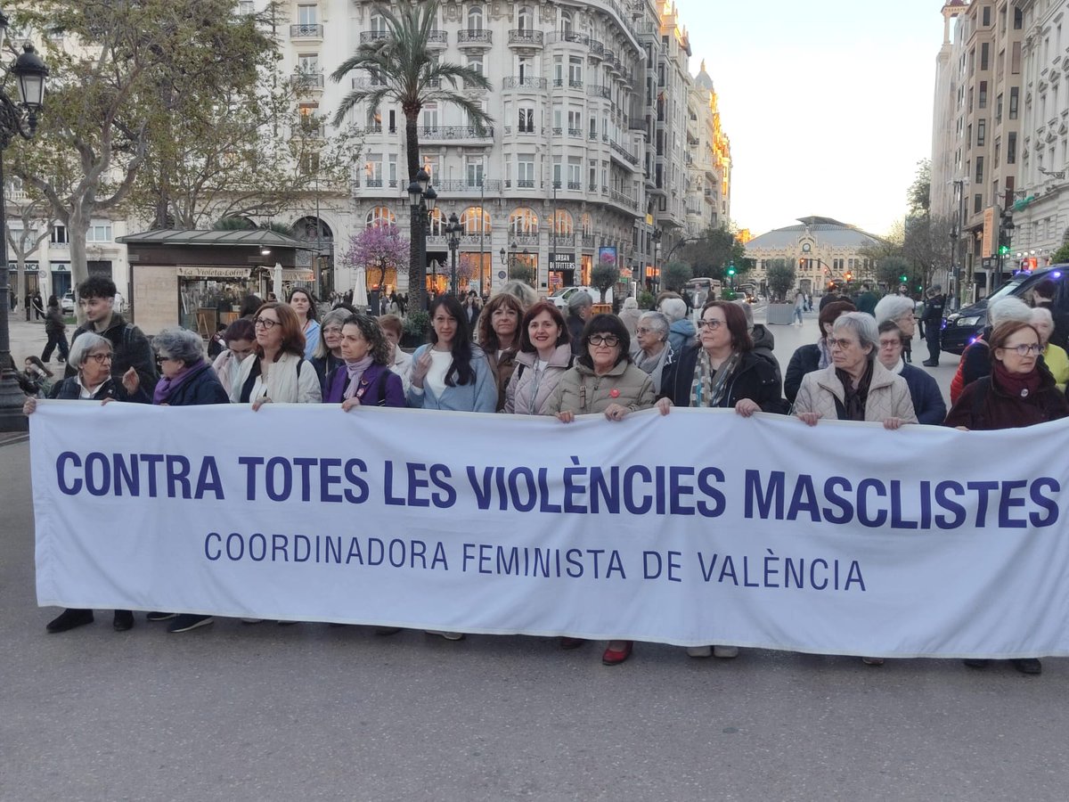 UGTPV's tweet photo. Un altre dimecres tornem a estar al costat de la @CFeministaVlc en la concentració contra la violència masclista. Perquè no podem permetre ni una víctima més. Perquè és urgent erradicar totes les formes de violència contra les dones. #NiUnaMenys 💜✊ https://t.co/8J9xqTPLg2