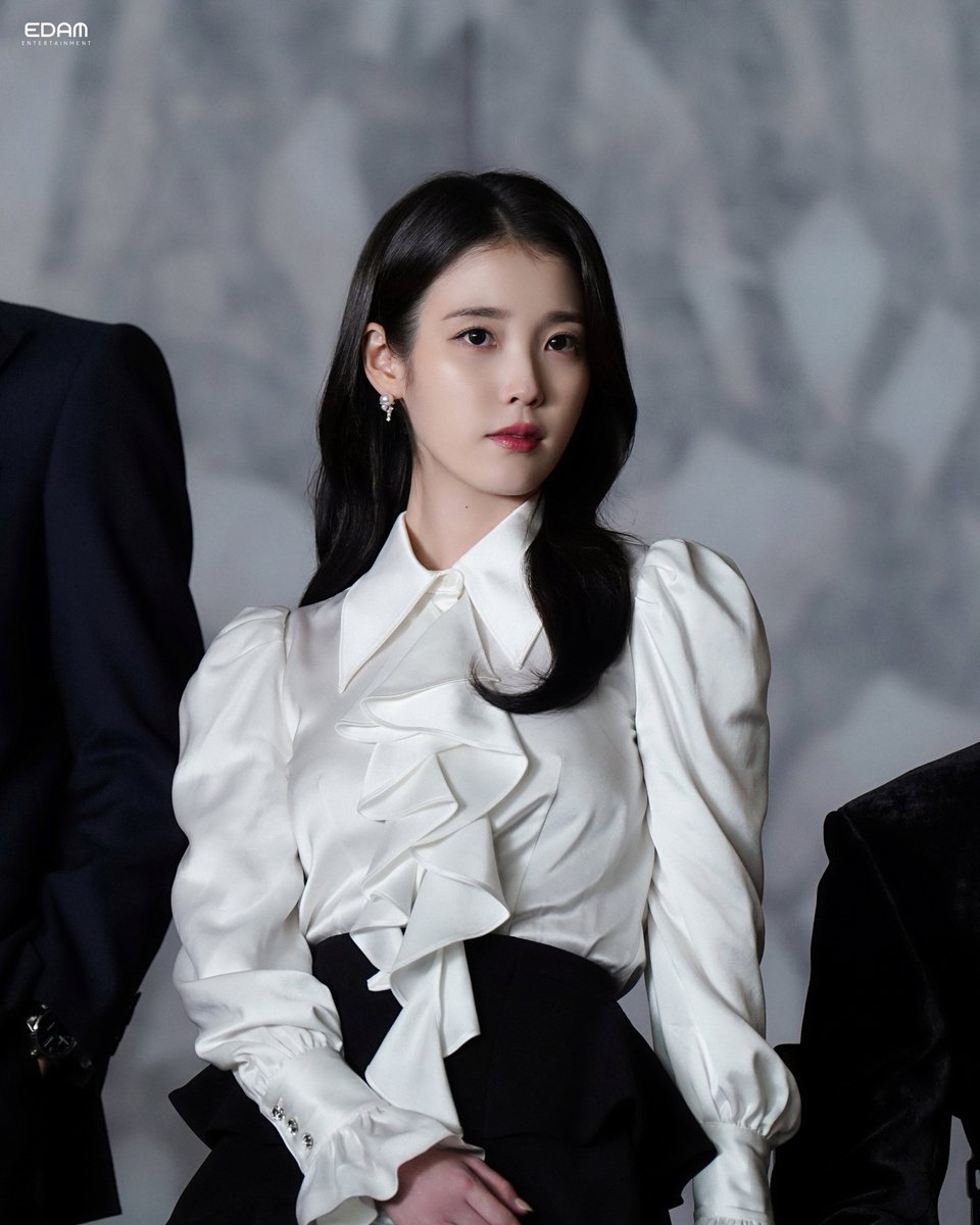 아이유(IU) tweet media