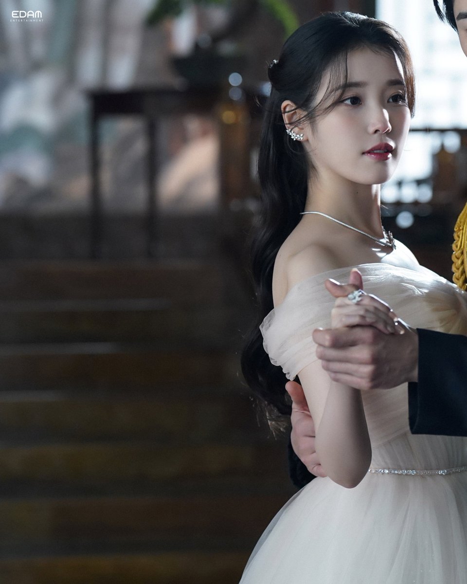 아이유(IU) tweet media