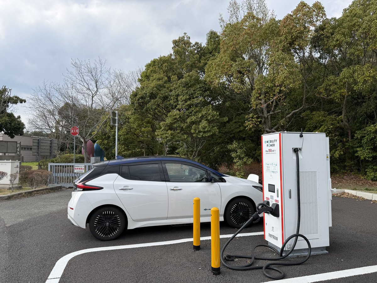 n_waka's tweet photo. 三木SAの150kW機で4回目の充電!
温度管理機能のないZE1リーフでは、もはや30kWくらいしか出ないけど!
112.1km@7.1km/kWh 17%→53 30:00 17.135kWh
#leafnow #日産リーフ #NissanLeaf
▼
I'm at 三木SA (上り) in 三木市, 兵庫県 https://t.co/Rj6SWHnGYK https://t.co/40T07Qmonz