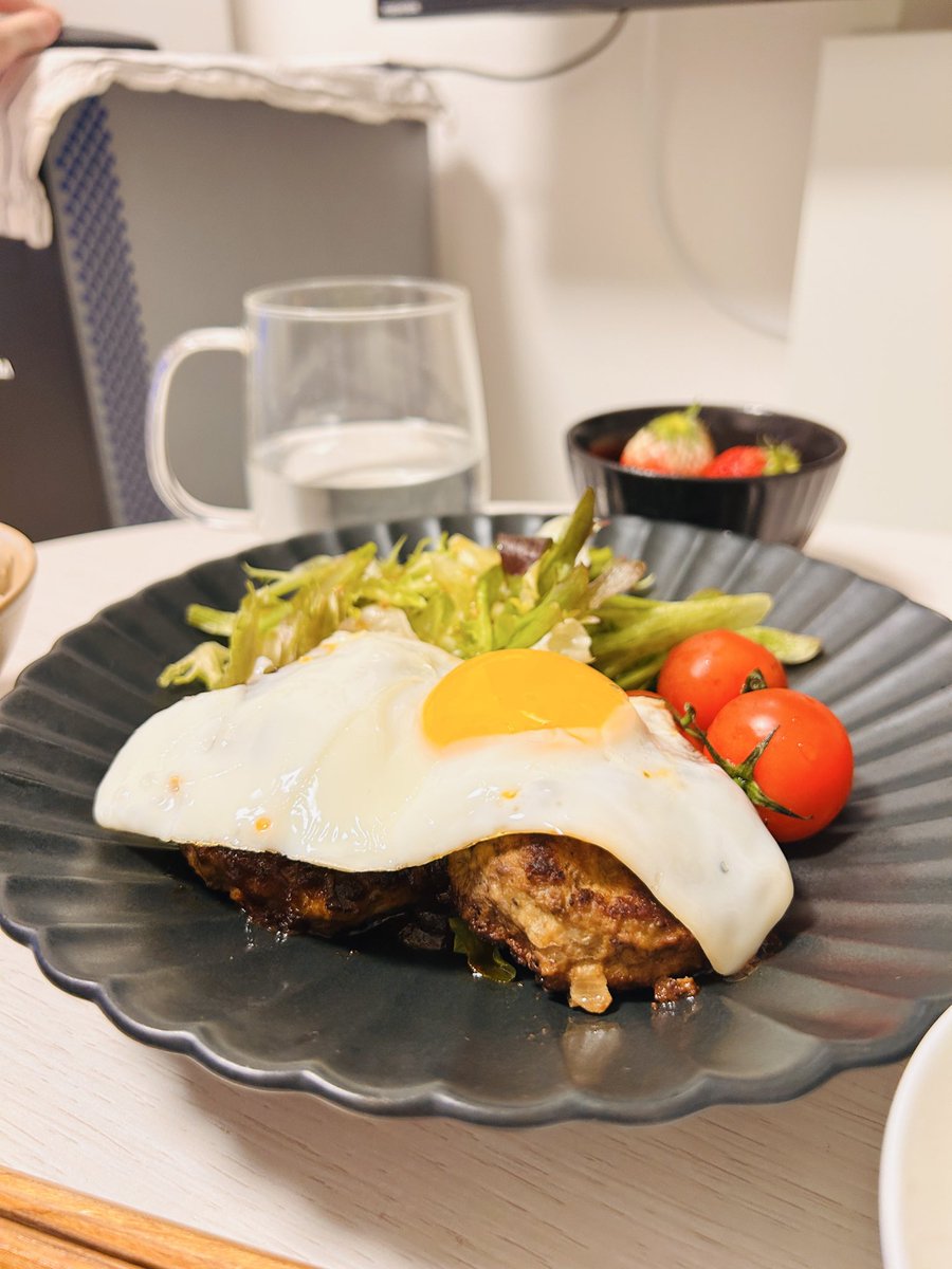 maromeshi's tweet photo. ここんとこの食生活🍳
たまごバーガー、デミハンバーグ、台湾混ぜそば、ホットケーキ等

ハンバーグのレシピ美味しかったので共有！https://t.co/DdmQz0S7zq https://t.co/uWF0XnNTrq