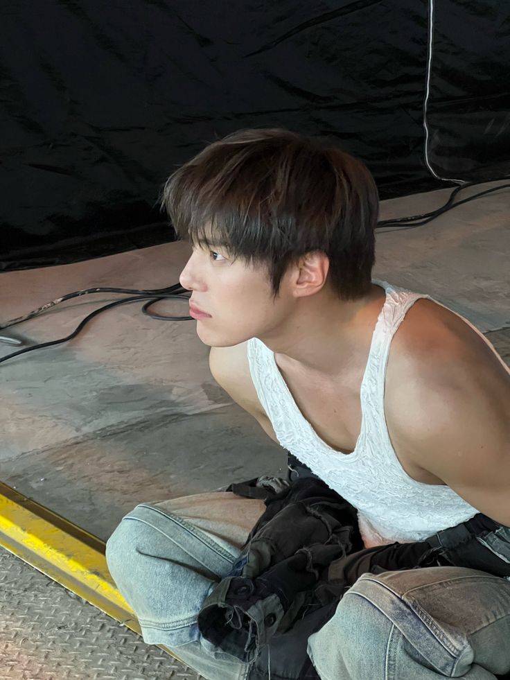 션뭉
날도 좋고 놀러가자고 해서 옷 입는데 형 노출잇는거 입지 말라고,,, 딴 사람들이 다 본다고 나는 이렇게 꽁꽁 싸매놓고 동생은 왜 나시에 프리한 복장인지 물어보는데 이렇게 입어야 멋나고 몸매 과시도 해야한다고 대답하는데 너무 불합리 하지만 지켜보고 있다가 옷 입혀줄 타이밍 하루종일 잼