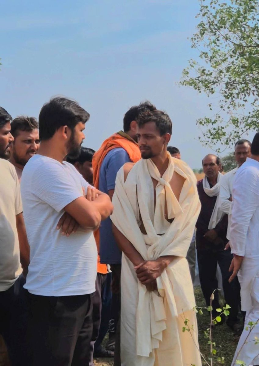 vikashrayrjd's tweet photo. औरंगाबाद विधानसभा क्षेत्र के अंतर्गत पोखराहां पंचायत ग्राम बरिमल निवाशी भारत माँ के विर सपूत #CRPF के जवान चंदन कुमार मेहता जी देश के लिए शहीद हो गए ईश्वर अपने चरणों में स्थान दें। 😢🙏
वीर चंदन अमर रहे। अमर रहे । अमर रहे। 🙏
#RIP #sahid #vikashrayrjd #jawan #amar #rahe #bharat https://t.co/N4Asgt63Lu