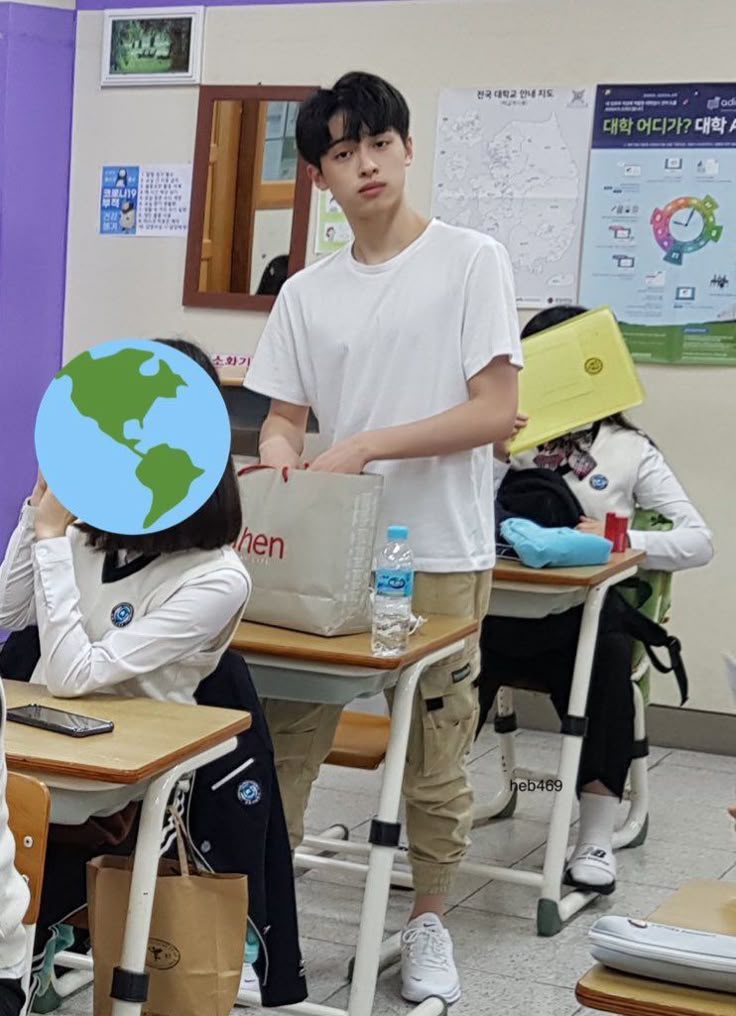 xcalibam's tweet photo. gak heran sih, seok. bayangin aja punya temen kelas seganteng ini. https://t.co/i7XxMjqMD5