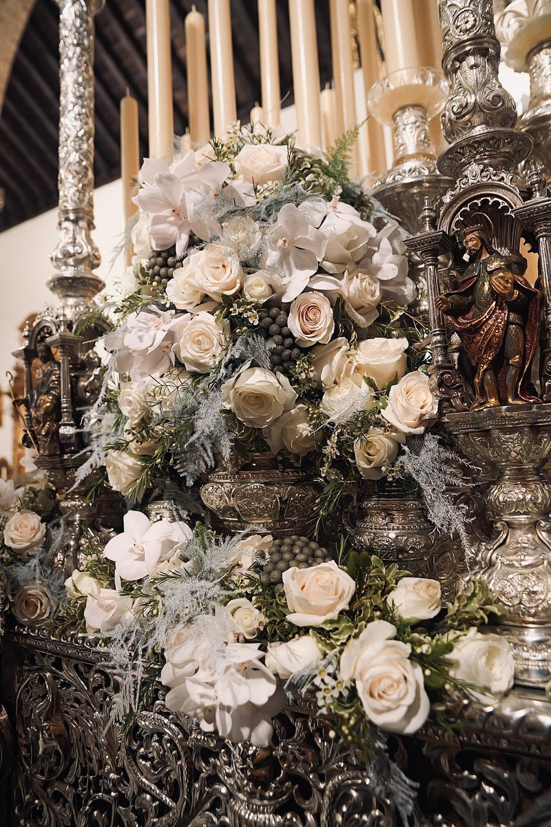 LaExaltacion's tweet photo. El paso de palio de N.ª S.ª de las Lágrimas luce un exorno floral compuesto por rosas vendela tostadas, rosas tibet blancas, orquídeas vanda blancas, brunia, esparraguera plumosa blanca, pitosporum y flor de cera blanca. Un trabajo de Floristería Arrabal.

#LaExaltación26 https://t.co/MQCLkbLLth