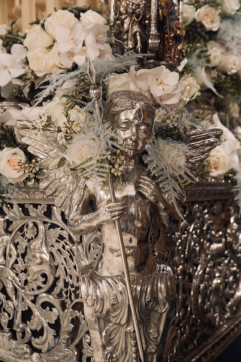 LaExaltacion's tweet photo. El paso de palio de N.ª S.ª de las Lágrimas luce un exorno floral compuesto por rosas vendela tostadas, rosas tibet blancas, orquídeas vanda blancas, brunia, esparraguera plumosa blanca, pitosporum y flor de cera blanca. Un trabajo de Floristería Arrabal.

#LaExaltación26 https://t.co/MQCLkbLLth