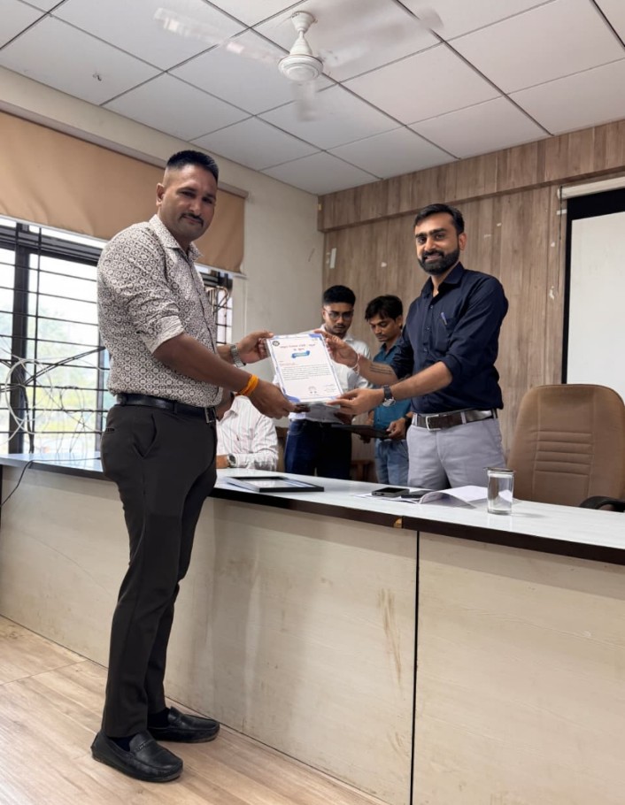 આજે મહુવા તાલુકા પંચાયત કચેરી ખાતે સારી વસુલાત કામગીરી કરનાર તમામ તલાટી કમ મંત્રીશ્રીઓને પ્રશસ્તિપત્ર આપીને પ્રોત્સાહિત કરવામાં આવેલ જે બદલ મહુવા તાલુકા વિકાસ અધિકારીશ્રી સાહેબશ્રી તથા તાલુકા પંચાયત કચેરીની સમગ્ર ટીમનો ખૂબ ખૂબ આભાર👏