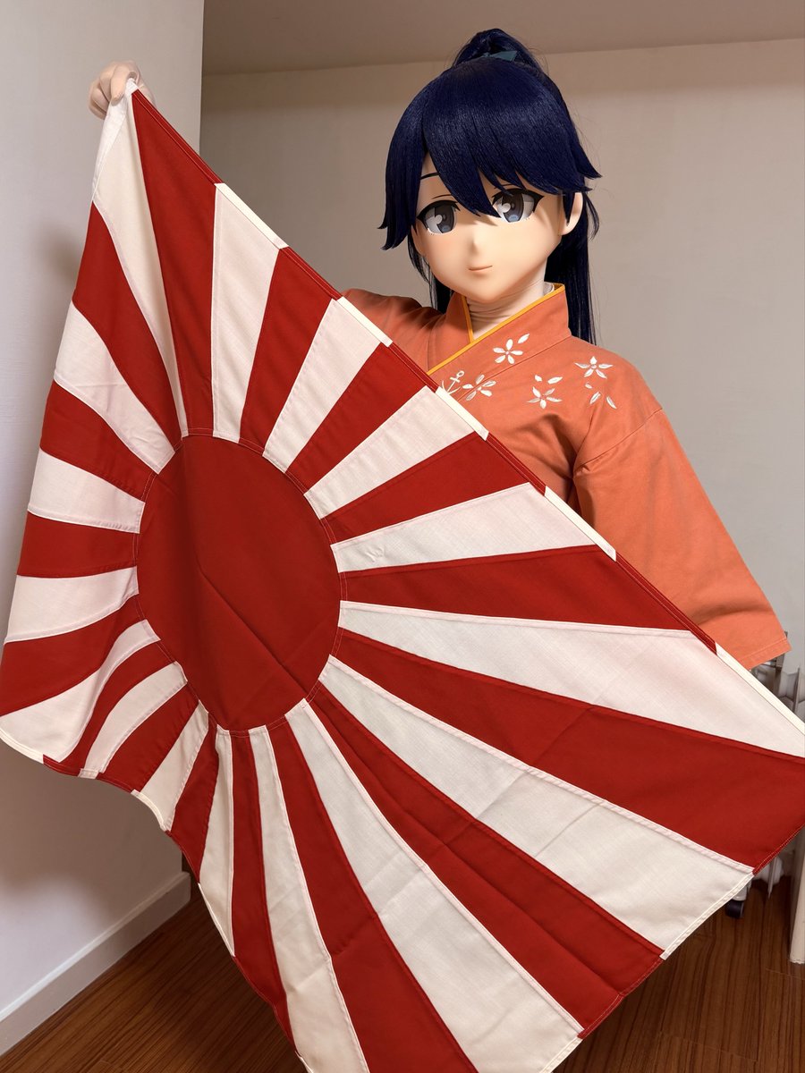 Mokushika's tweet photo. 「そういえば、
　前回横須賀に出張した時
　こんな旗を貰いましたよ！

　どこに飾りますか？」

Tī Misaka kong-hn̂g lim chiú chúi...
bé tńg--lâi ê hái-kun kî,

tú-hó thê lâi hip-siòng😅 https://t.co/l0DDQXvUcM
