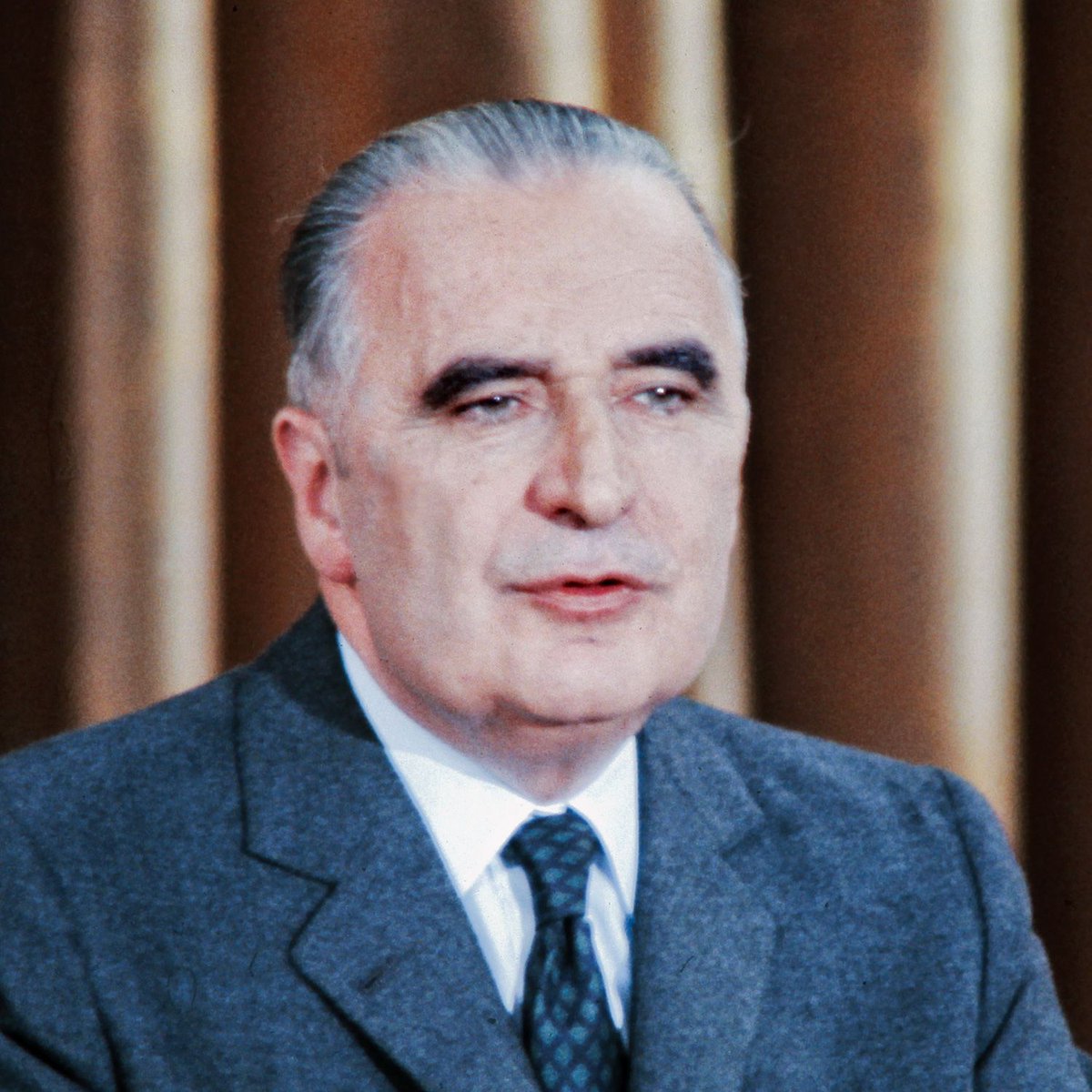 Gaullisme_Fr's tweet photo. 🇫🇷 2 avril 1974, Georges Pompidou disparaissait. Hommage à cette incarnation de la méritocratie républicaine, normalien, qui fut pendant plus de 10 ans, le plus proche conseiller du Général de Gaulle avant d'en devenir le Premier ministre pendant plus de 6 ans. Auprès du Général, il contribua grandement à la modernisation de la France, notamment sur le plan économique.
Élu Président de la République en 1969, après le départ du Général de Gaulle du pouvoir, il conduit une politique dans la continuité de celle du Général fondée sur l'autorité de l'État, l'Europe des nations, la Véme République, et le renforcement de la puissance économique du pays par une grande politique industrielle.
Georges Pompidou servait les Francais avec mesure, efficacité et dignité avec la volonté d'améliorer leur vie, d'assurer leur prospérité et de leur apporter une forme de bonheur.
Georges Pompidou servit, à sa façon, une certaine idée de la France.
Alors que notre pays est confronté à une grave crise, retenons les leçons de l'œuvre de Georges Pompidou et son amour de la France et des Français.