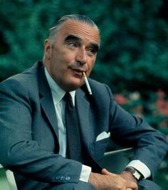 Gaullisme_Fr's tweet photo. 🇫🇷 2 avril 1974, Georges Pompidou disparaissait. Hommage à cette incarnation de la méritocratie républicaine, normalien, qui fut pendant plus de 10 ans, le plus proche conseiller du Général de Gaulle avant d'en devenir le Premier ministre pendant plus de 6 ans. Auprès du Général, il contribua grandement à la modernisation de la France, notamment sur le plan économique.
Élu Président de la République en 1969, après le départ du Général de Gaulle du pouvoir, il conduit une politique dans la continuité de celle du Général fondée sur l'autorité de l'État, l'Europe des nations, la Véme République, et le renforcement de la puissance économique du pays par une grande politique industrielle.
Georges Pompidou servait les Francais avec mesure, efficacité et dignité avec la volonté d'améliorer leur vie, d'assurer leur prospérité et de leur apporter une forme de bonheur.
Georges Pompidou servit, à sa façon, une certaine idée de la France.
Alors que notre pays est confronté à une grave crise, retenons les leçons de l'œuvre de Georges Pompidou et son amour de la France et des Français.