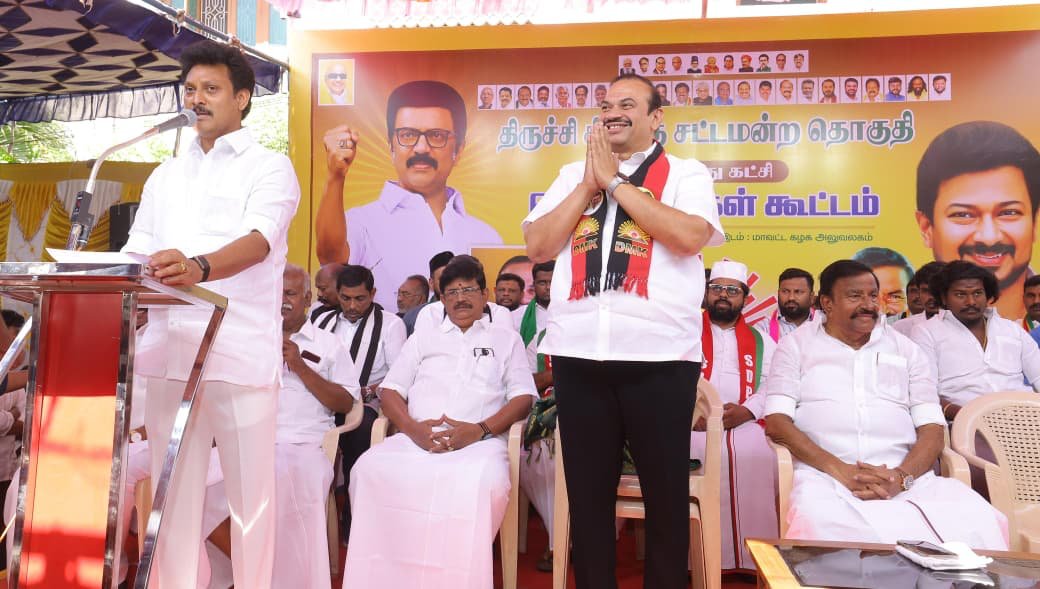 Anbil_Mahesh's tweet photo. திருச்சி(தெ) மாவட்டத்திற்கு உட்பட்ட திருச்சி கிழக்கு சட்டமன்றத் தொகுதியின் மதச்சார்பற்ற முற்போக்குக் கூட்டணிக் கட்சிகளின் செயல்வீரர்கள் கூட்டத்தை எழுச்சியோடு நடத்தினோம்.

கழக முதன்மைச் செயலாளர் அண்ணன் @KN_NEHRU அவர்கள் பங்கேற்று மேலான ஆலோசனைகளை வழங்கினார். 'எப்போதும் மக்களுடன் களத்தில் சேவையாற்றும் நம் கூட்டணியின் செயல்வீரர்கள் அனைவரும் இணைந்து மாபெரும் வெற்றியை மீண்டும் பதிவு செய்வோம்' என உறுதியேற்றோம்.

#TrichyEast
#DravidianModel2pointO
#VoteForDMK
#ஸ்டாலின்_தொடரட்டும் 
#தமிழ்நாடு_வெல்லட்டும்